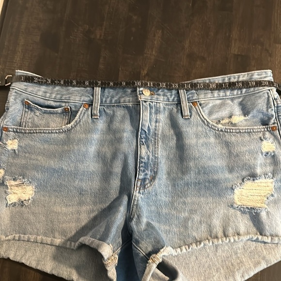 Madewell Light Wash Distressed Relaxed Denim Shorts Size 18W - Picture 6 of 8